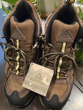 New Ascend Men's Brown and Black Mid-Top Trail Boots